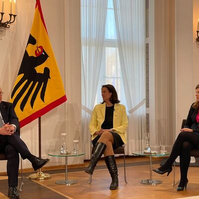Bild vergrößern: Bürgermeisterin Julia Samtleben in der Diskussionsrunde mit Bundespräsident Frank Walter Steinmeier.jpg