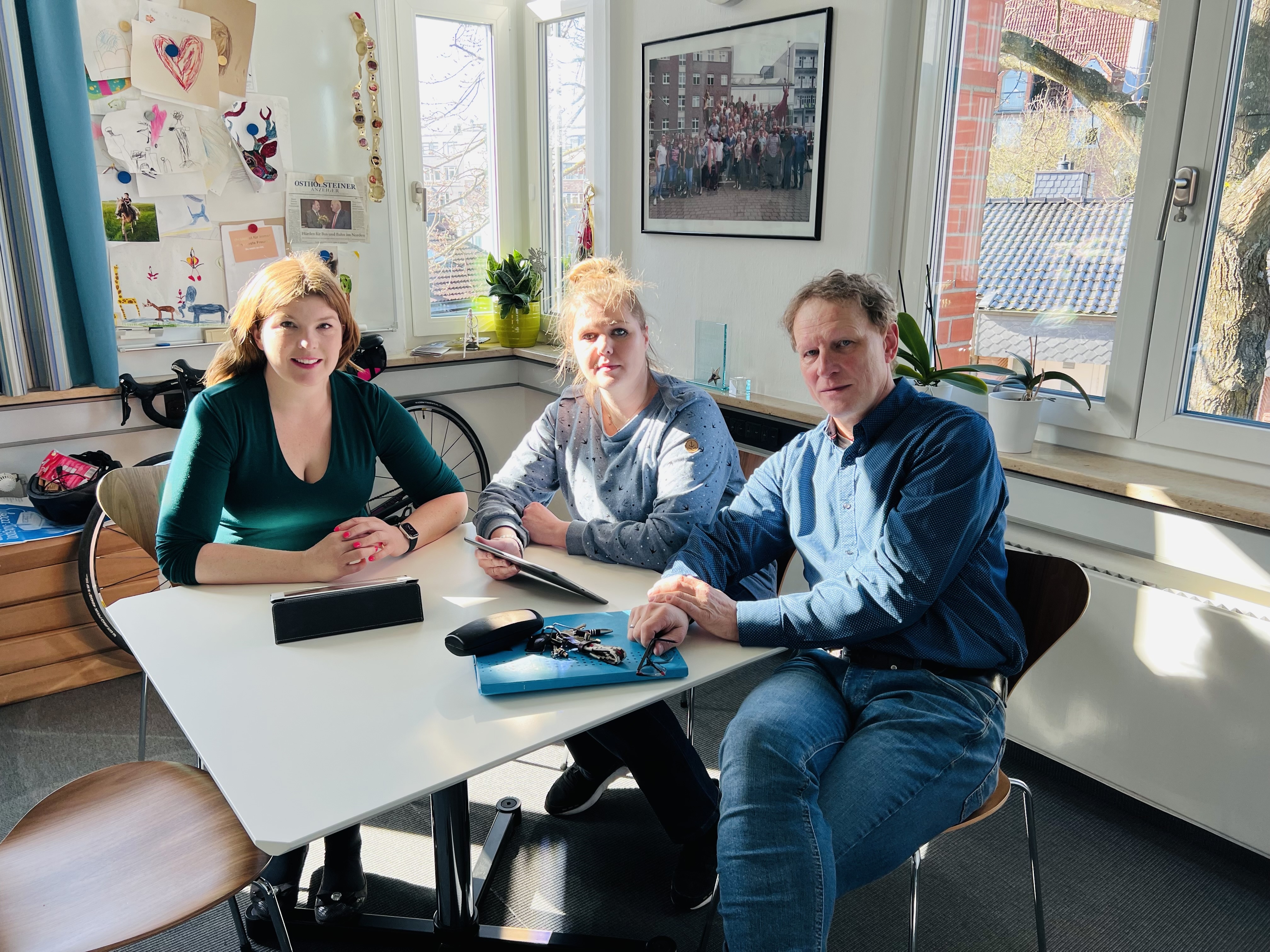 Bild vergrößern: Von links: Bürgermeisterin Julia Samtleben, Janina Kruse und Andreas Ladewig (beide Kämmerei)