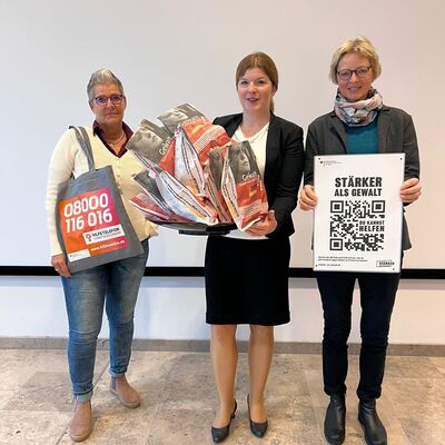 Bild vergrößern: v. l.n.r.: Bettina Schüler (Feinbäckerei Schüler), Julia Samtleben (Bürgermeisterin), Gudrun Dietrich (Gleichstellungsbeauftragte)